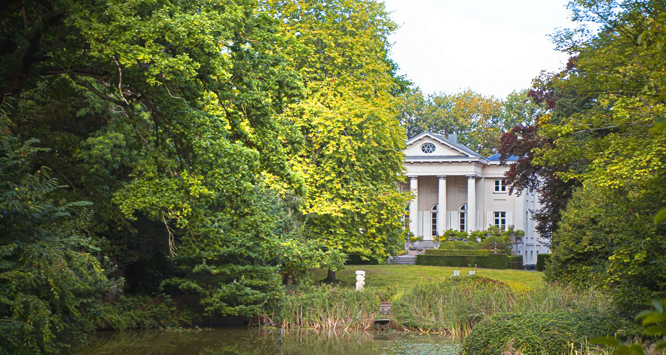 Leyselebeke Castle near Bruges, surrounded by trees